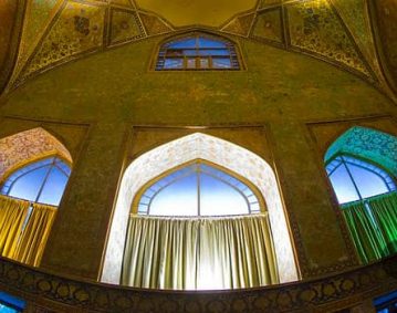 رنگ آمیزی سقف زیبای عمارت چهل ستون در اصفهان